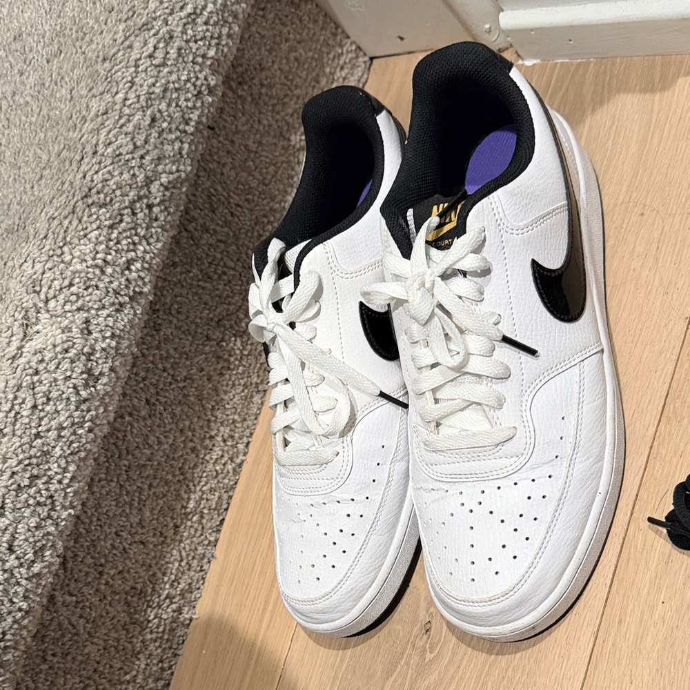 Nike men’s White and Black Sneakers with Purple Insole